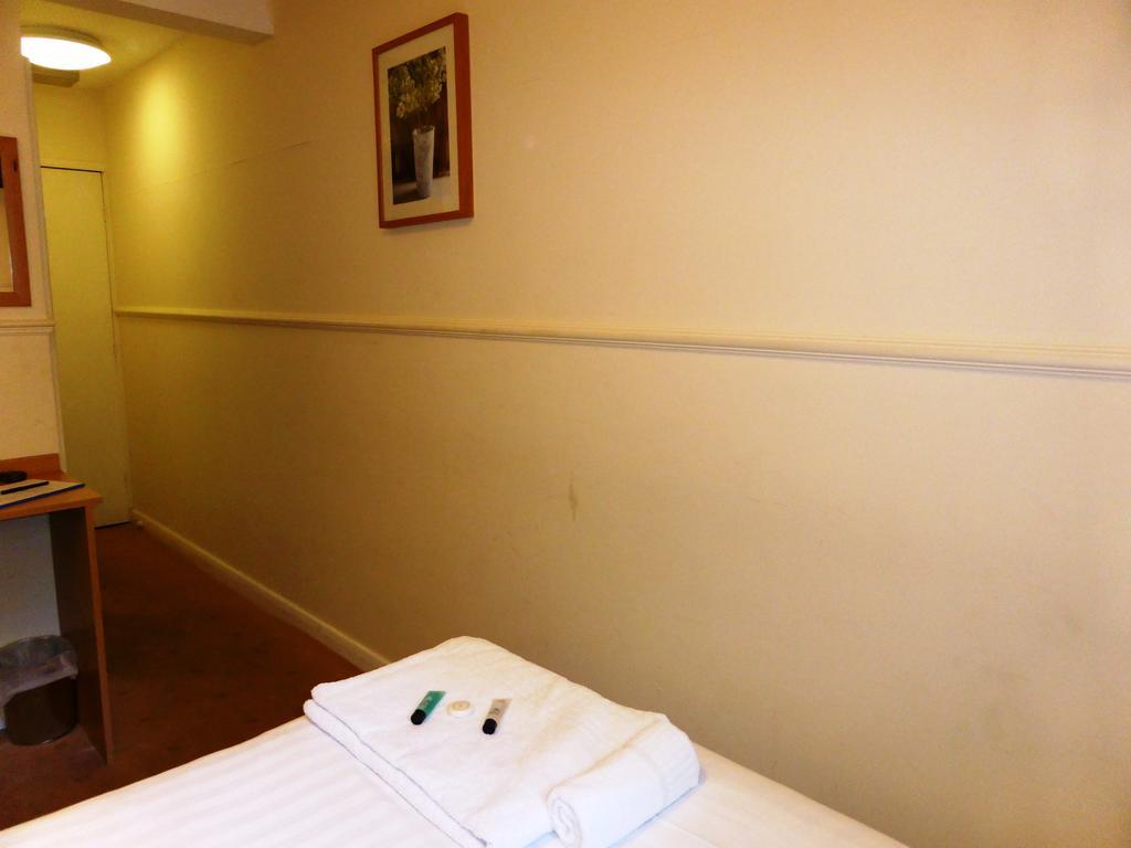 Old Vicarage Hotel Leeds  Room photo